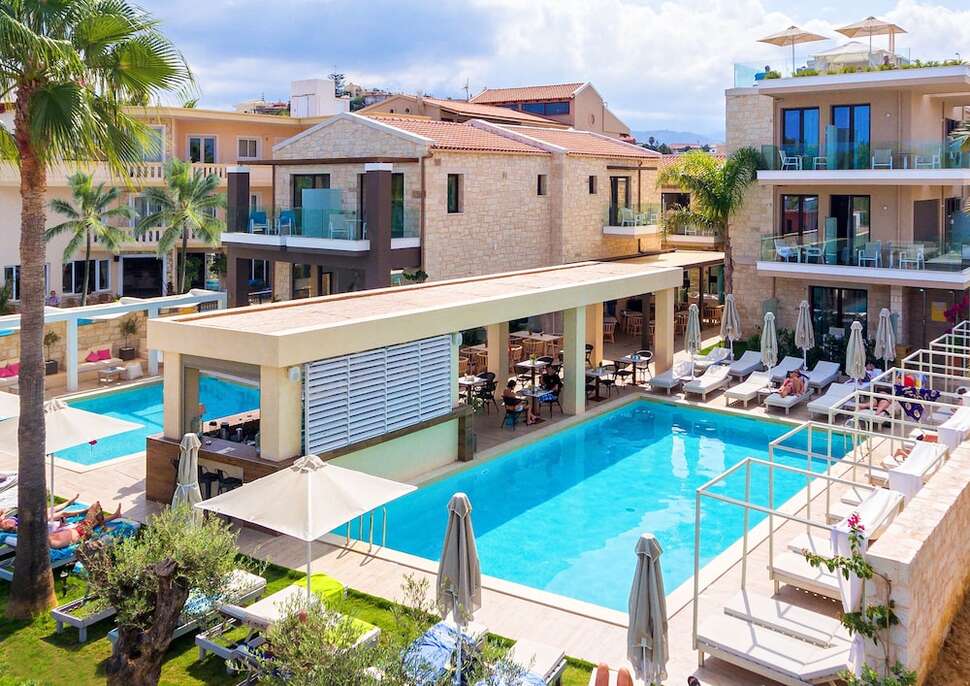 Ein Foto vom Pool im Airis Boutique & Suites