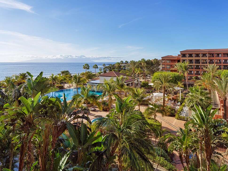 Een foto van het terras bij H10 Costa Adeje Palace