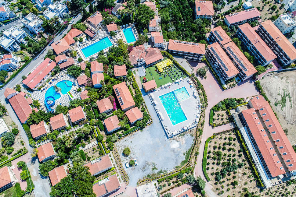 Een foto van het zwembad bij Riverside Garden Resort