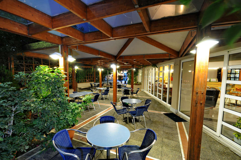 Een foto van het terras bij Maritina Hotel