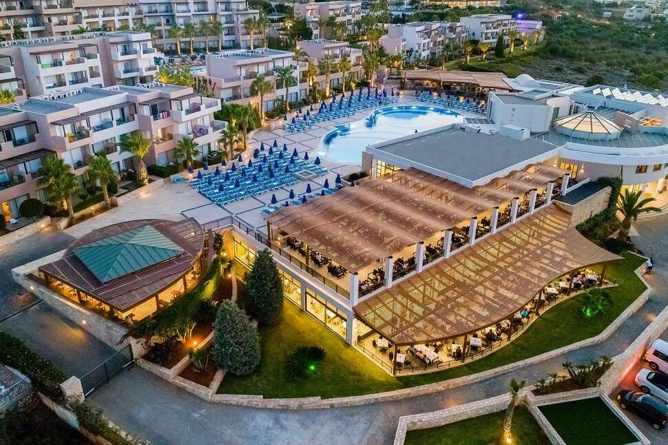 Een foto van het zwembad bij Grand Hotel Holiday Resort
