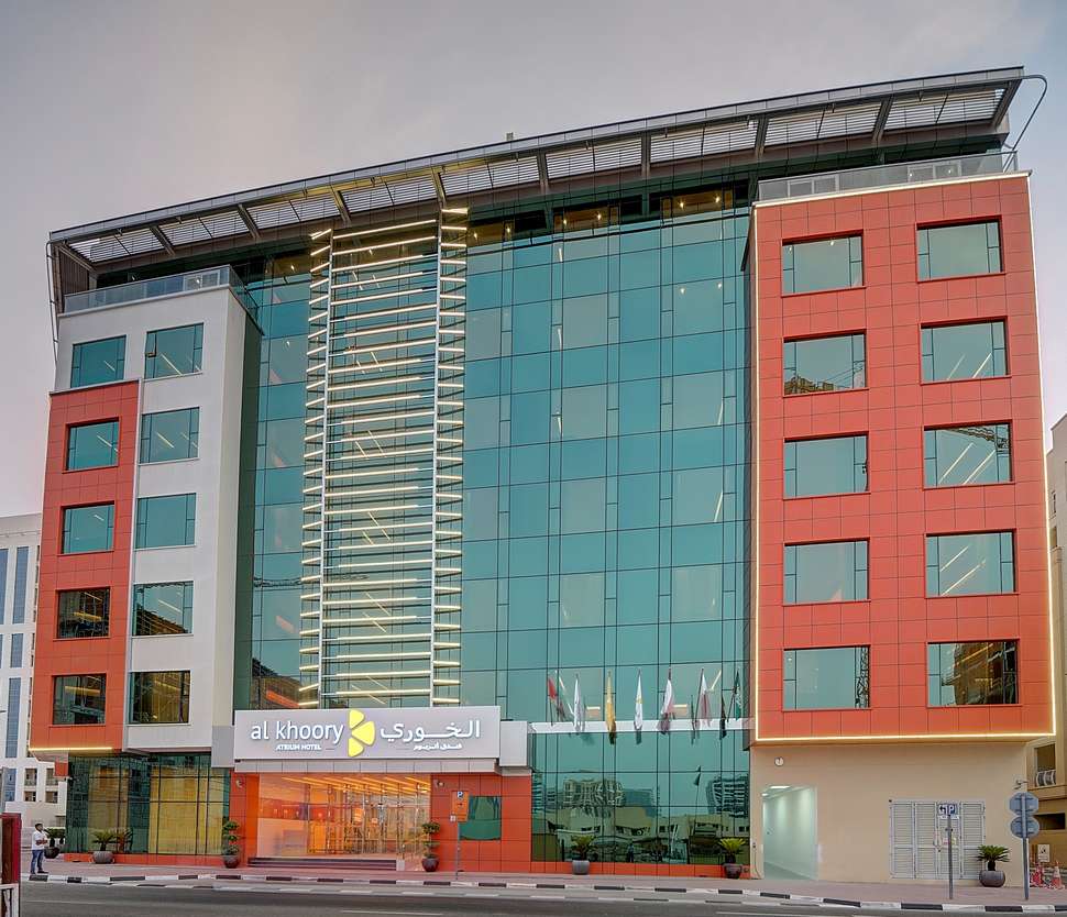 Een foto van de buitenkant van Al Khoory Atrium Hotel