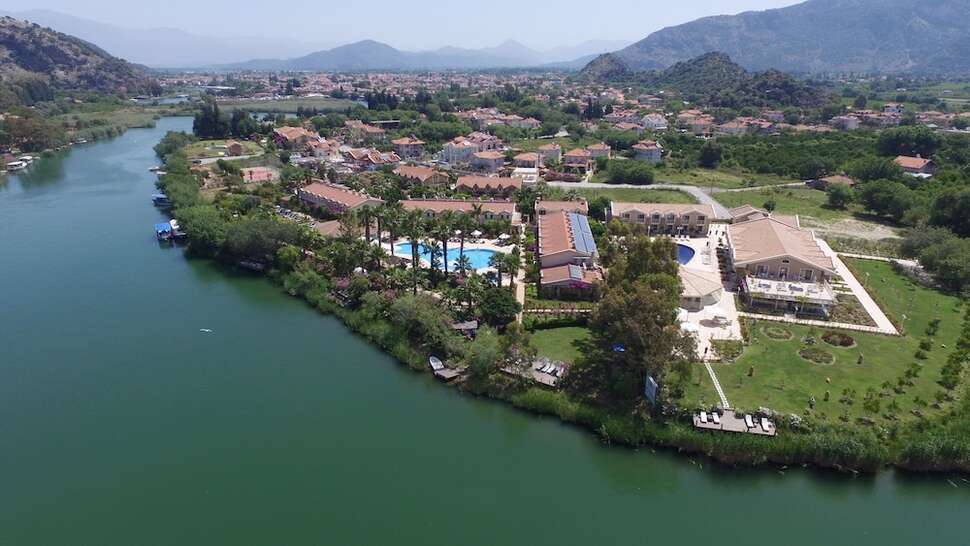 Een foto van de buitenkant van Dalyan Resort Hotel