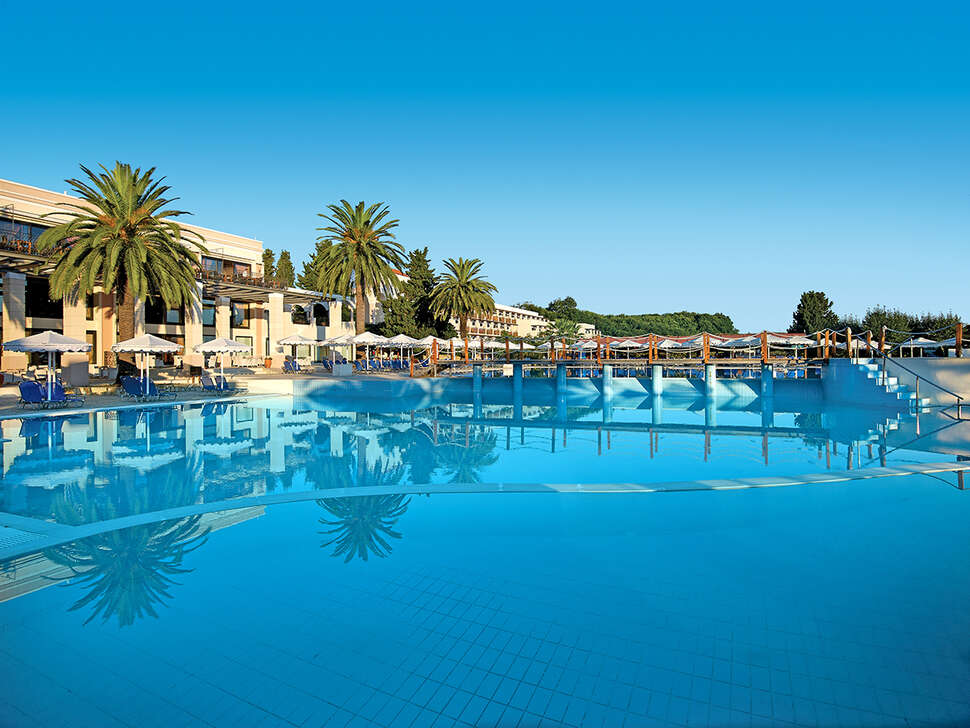 Een foto van het zwembad bij Roda Beach Resort & Spa