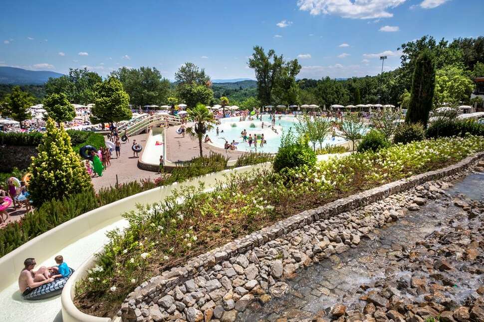 Een foto van het terras bij hu Norcenni Girasole Village