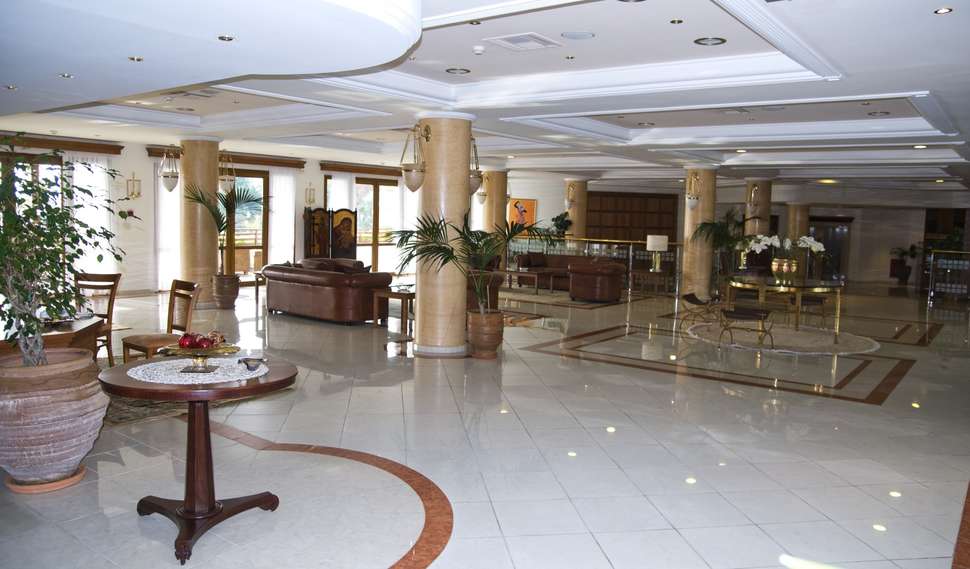 Een foto van het interieur van Hotel Aegean Melathron Thalasso & Spa