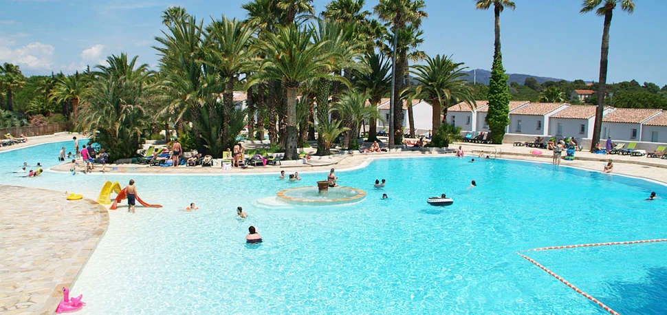 Een foto van het zwembad bij Camping La Baume - La Palmeraie