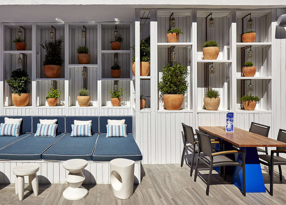 Een foto van het terras bij Hotel Delamar