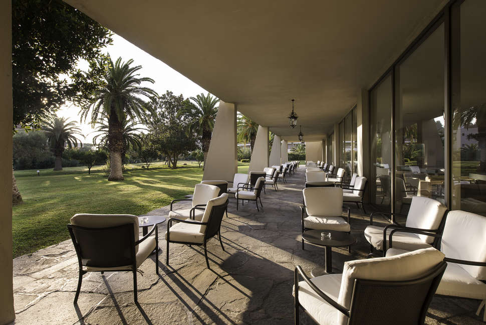 Een foto van het terras bij Kassandra Palace Hotel & Spa