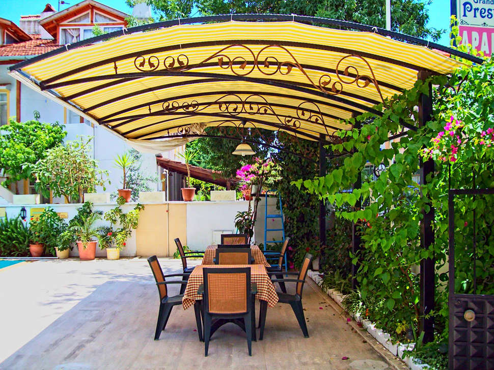 Een foto van het terras bij Dalyan Grand Aparthotel