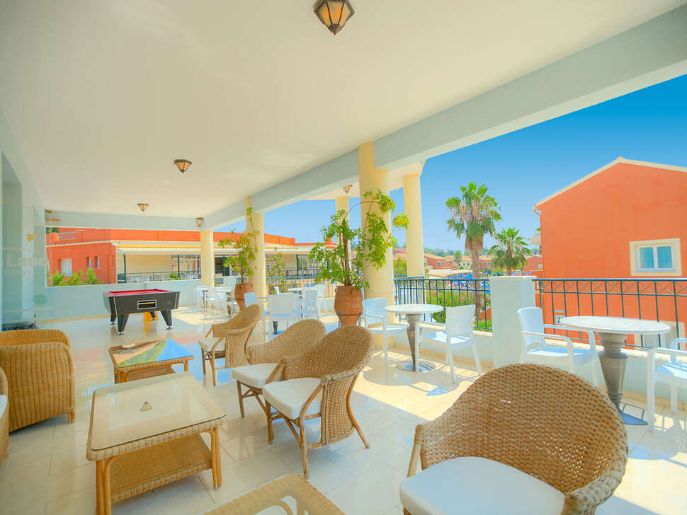 Een foto van het terras bij Aqualand Resort