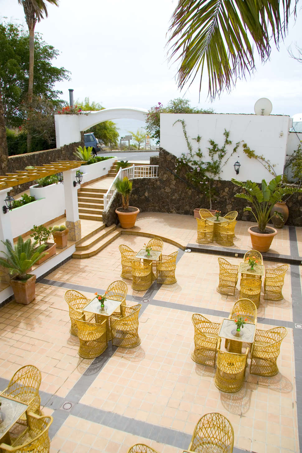 Een foto van het terras bij Aparthotel Esquinzo y Monte del Mar