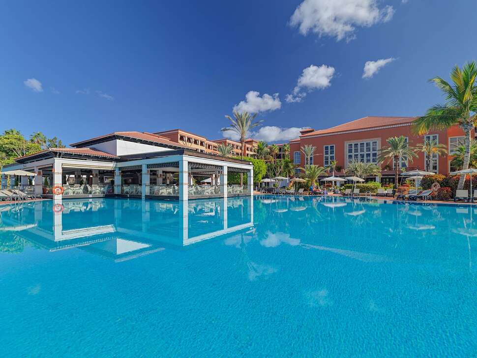 Een foto van het zwembad bij H10 Costa Adeje Palace