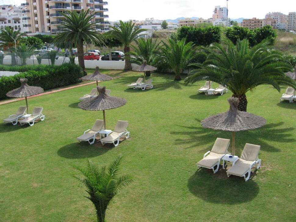 Ein Foto von der Terrasse im Hotel Gran Sol San Antonio