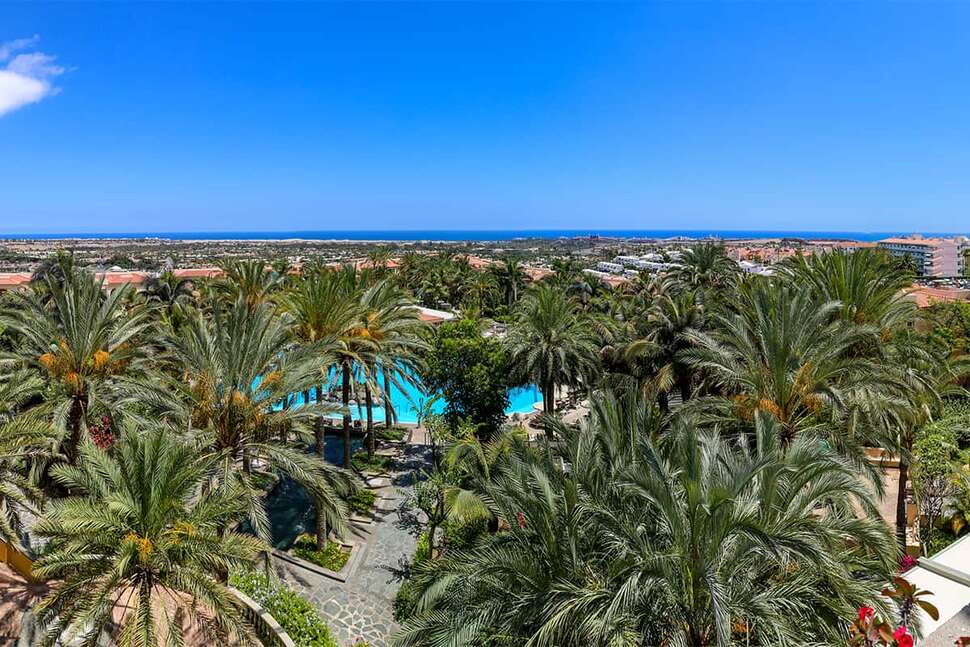 Een foto van het terras bij Palm Oasis Maspalomas