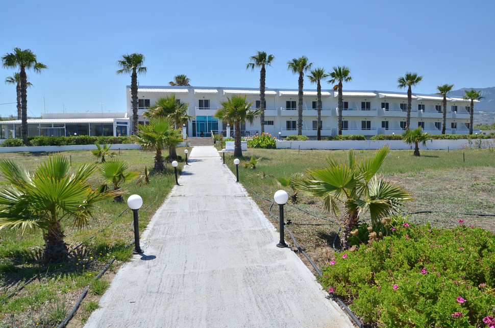 Ein Foto von der Außenansicht des Costa Angela Seaside Resort