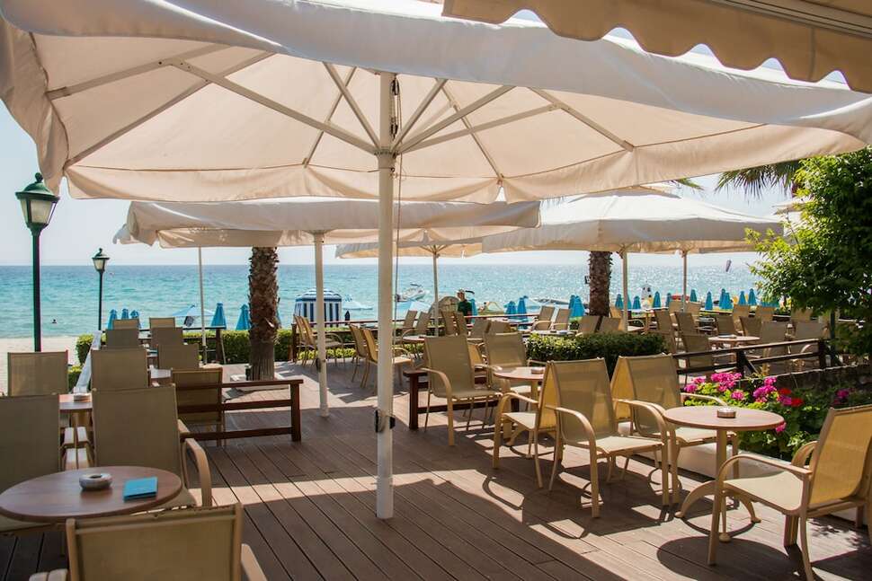 Een foto van het terras bij Hotel Aegean Melathron Thalasso & Spa