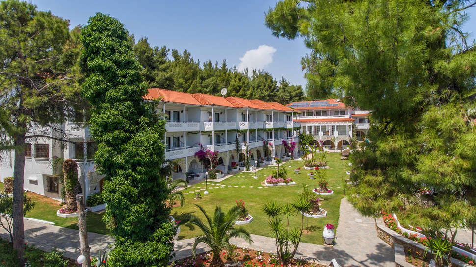 Een foto van de buitenkant van Porfi Beach Hotel