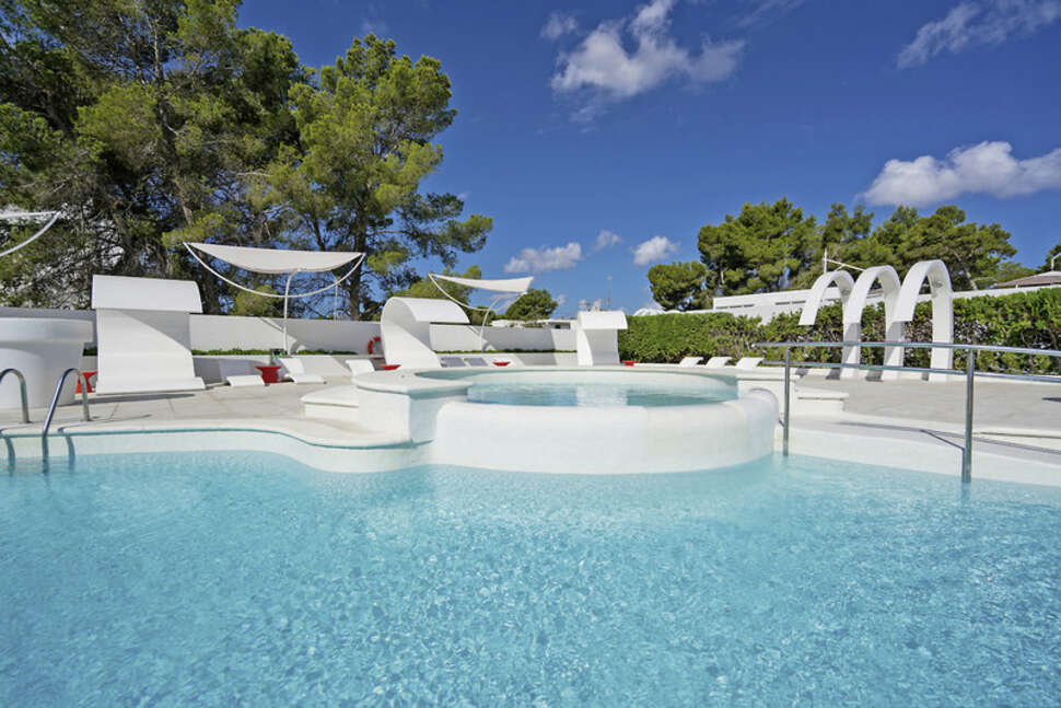 Een foto van het zwembad bij THB Naeco Ibiza