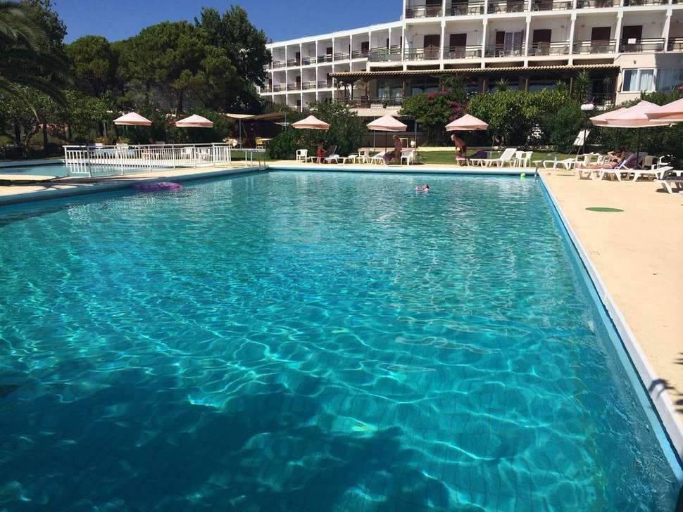 Ein Foto vom Pool im Irinna Hotel