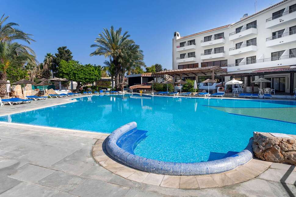 Een foto van het zwembad bij Paphos Gardens Holiday Resort