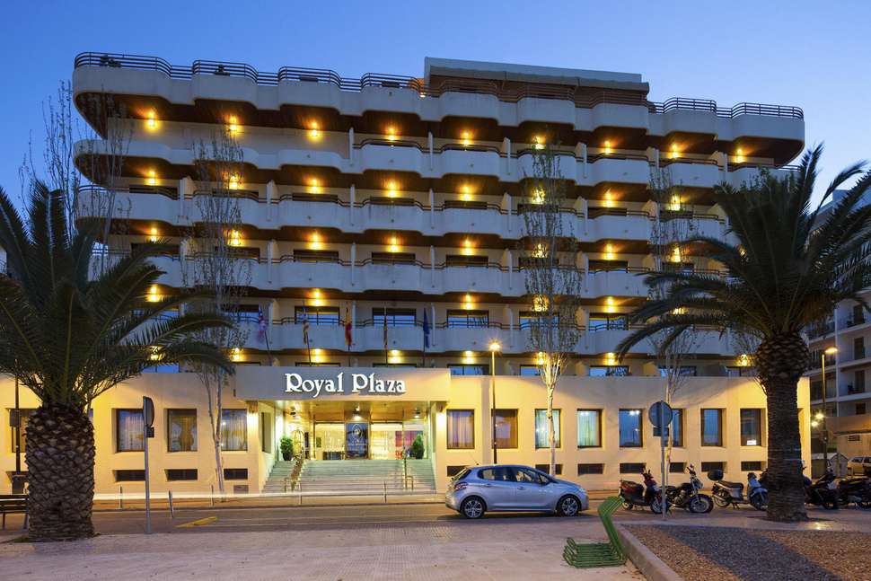 Een foto van de buitenkant van Hotel Royal Plaza