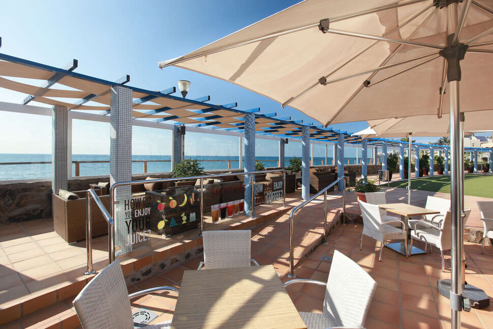 Een foto van het terras bij Playa Feliz