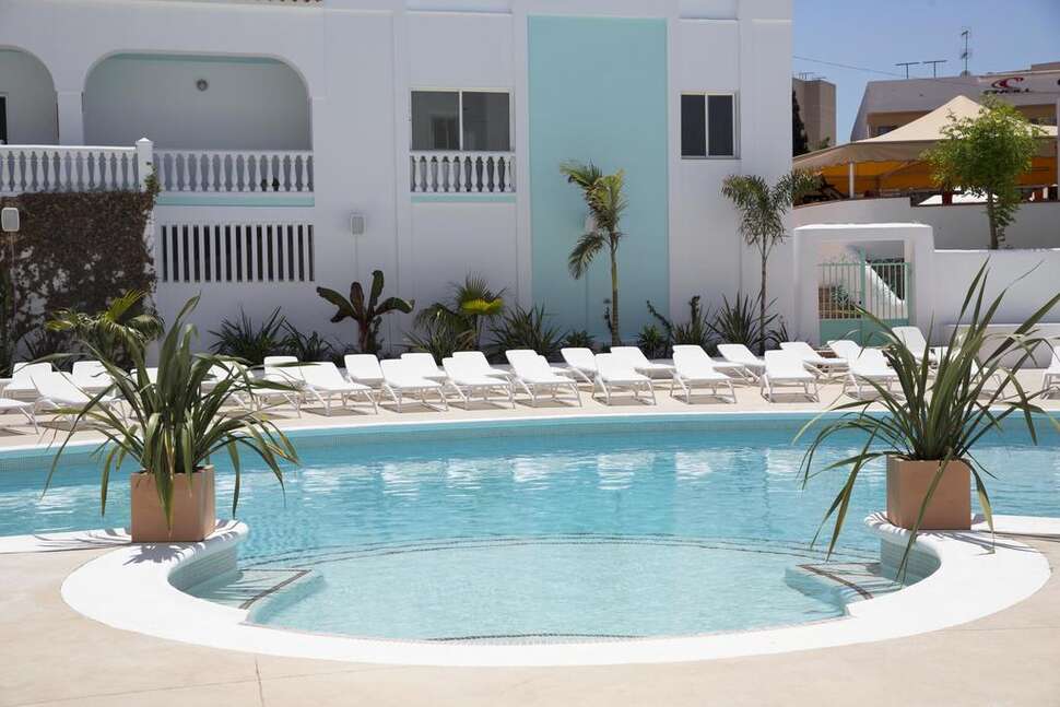 Een foto van het zwembad bij Endlss Beach & Disco Hotel Ibiza