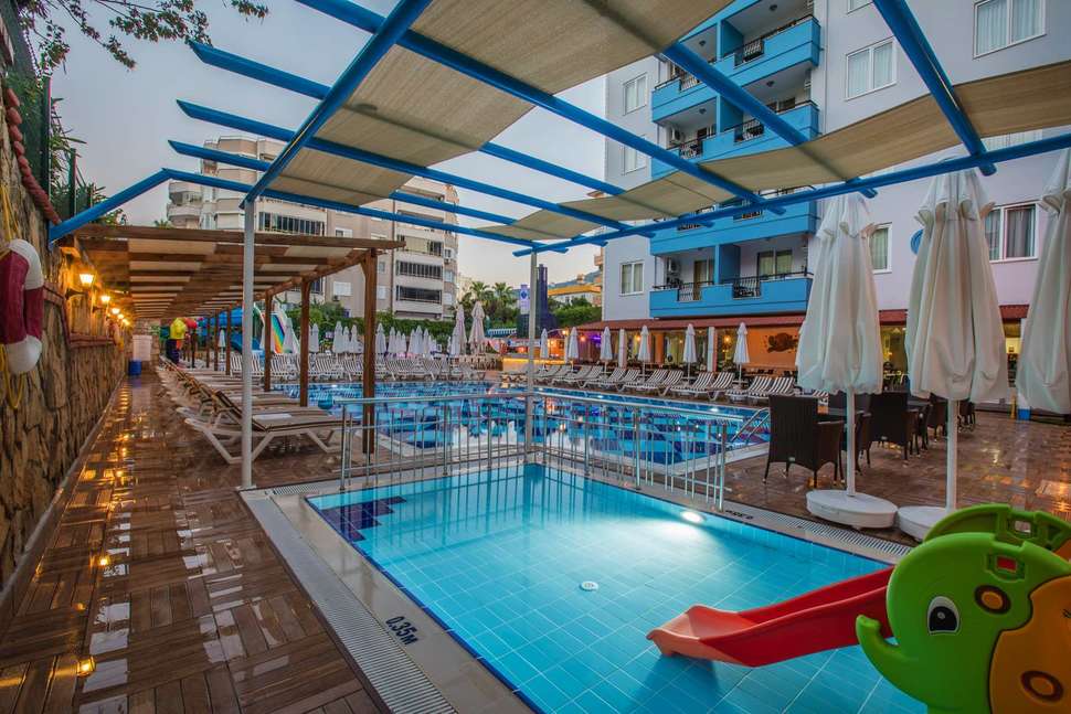 Een foto van het zwembad bij Club Big Blue Suite