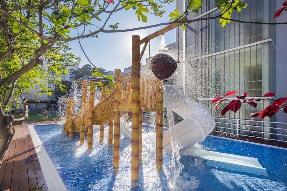 Ein Foto vom Pool im GHT Balmes Hotel Aparthotel & Splash