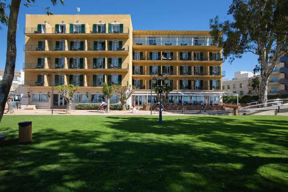Een foto van de buitenkant van Hotel Roses Platja