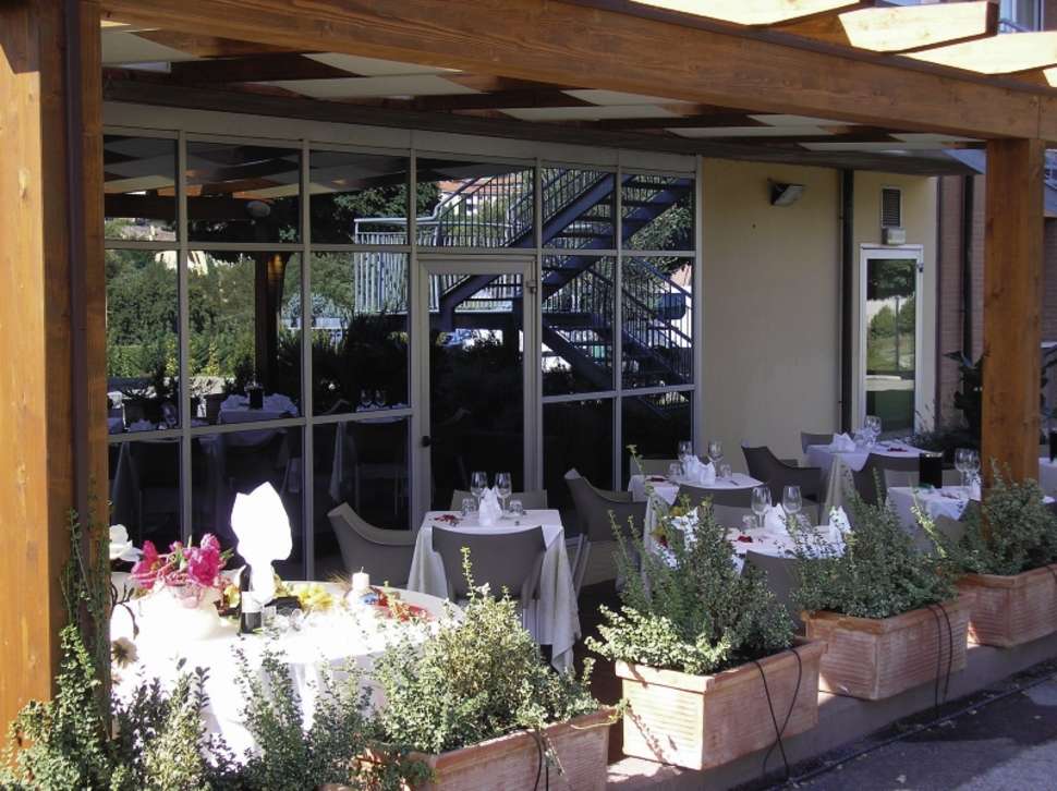 Een foto van het terras bij Hotel La Meridiana
