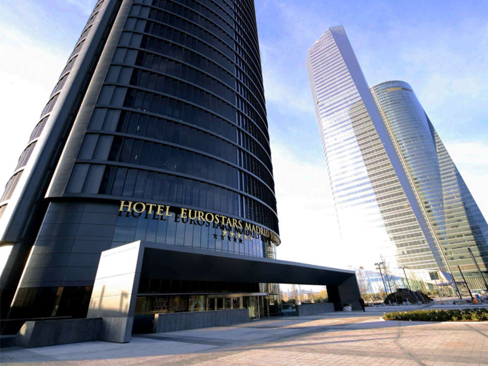 Een foto van de buitenkant van Eurostars Madrid Tower Hotel