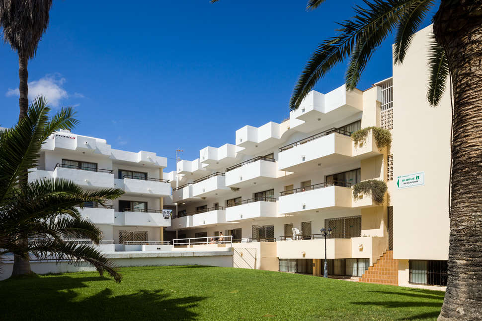 Een foto van de buitenkant van Ibiza Jet Appartementen