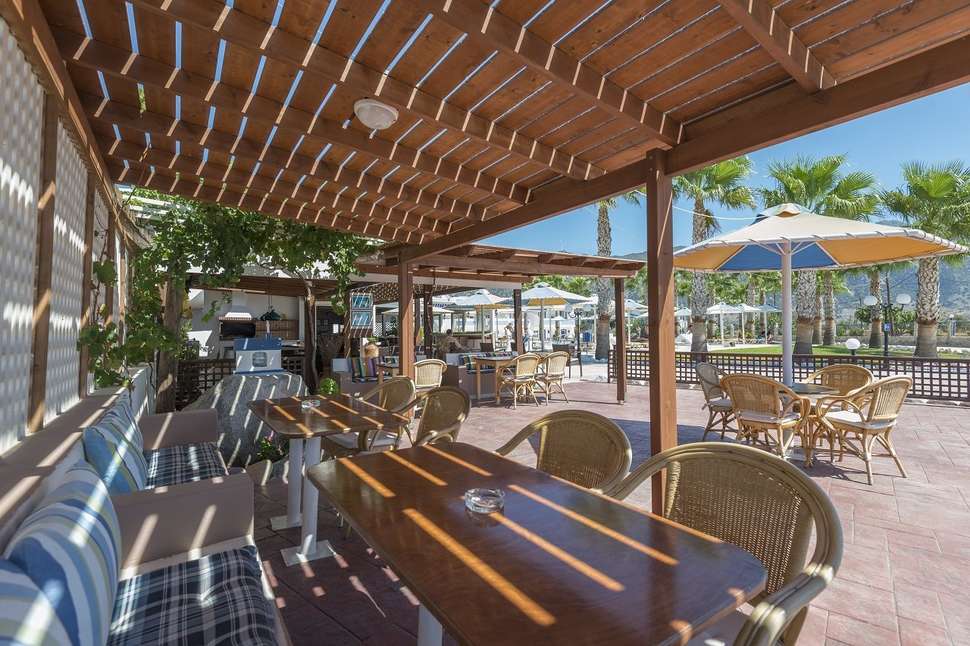 Een foto van het terras bij Mammis Beach Hotel