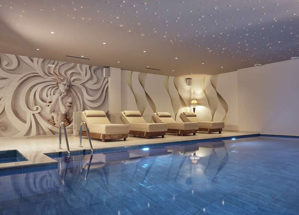 Ein Foto vom Pool im Golden Sun Resort & Spa