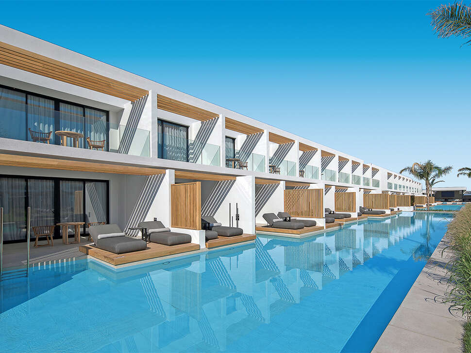 Een foto van het zwembad bij D’Andrea Lagoon Suites