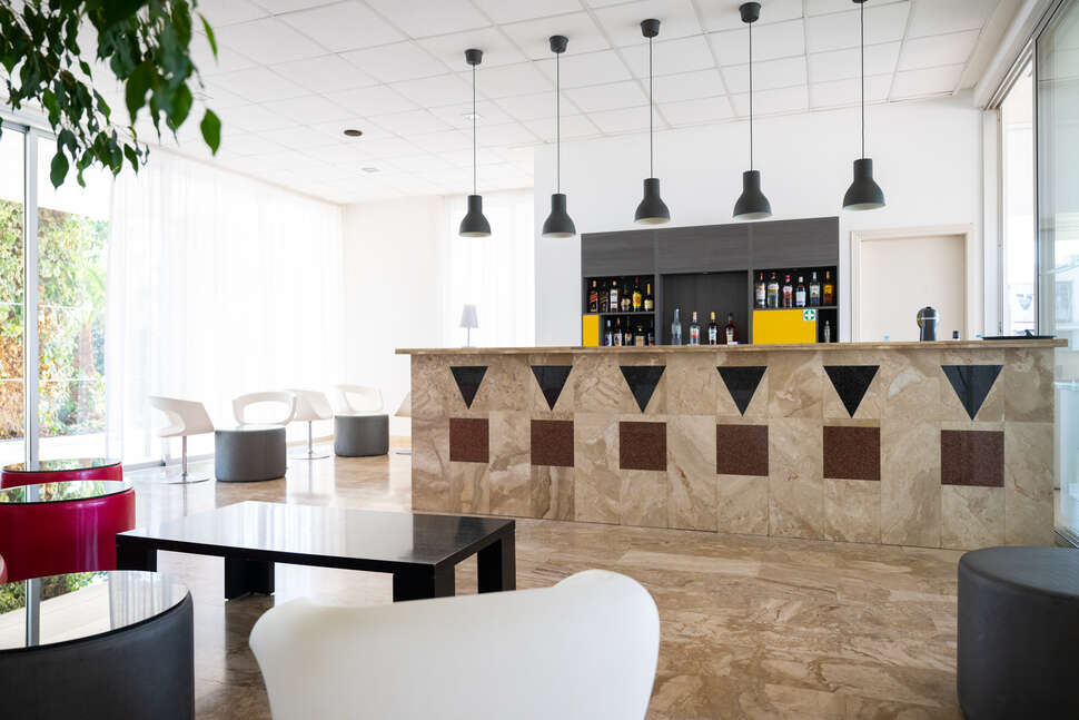 Een foto van het interieur van Napa Jay Hotel