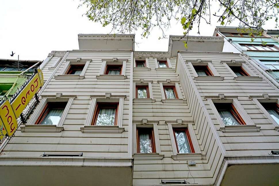 Een foto van de buitenkant van May Hotel Istanbul