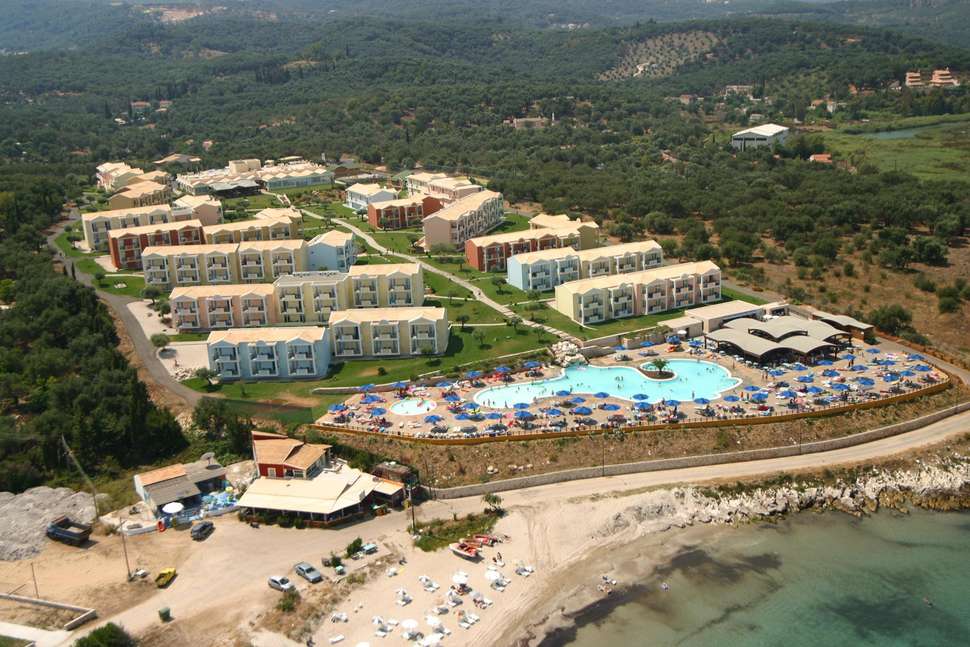 Een foto van het zwembad bij Mareblue Beach Resort