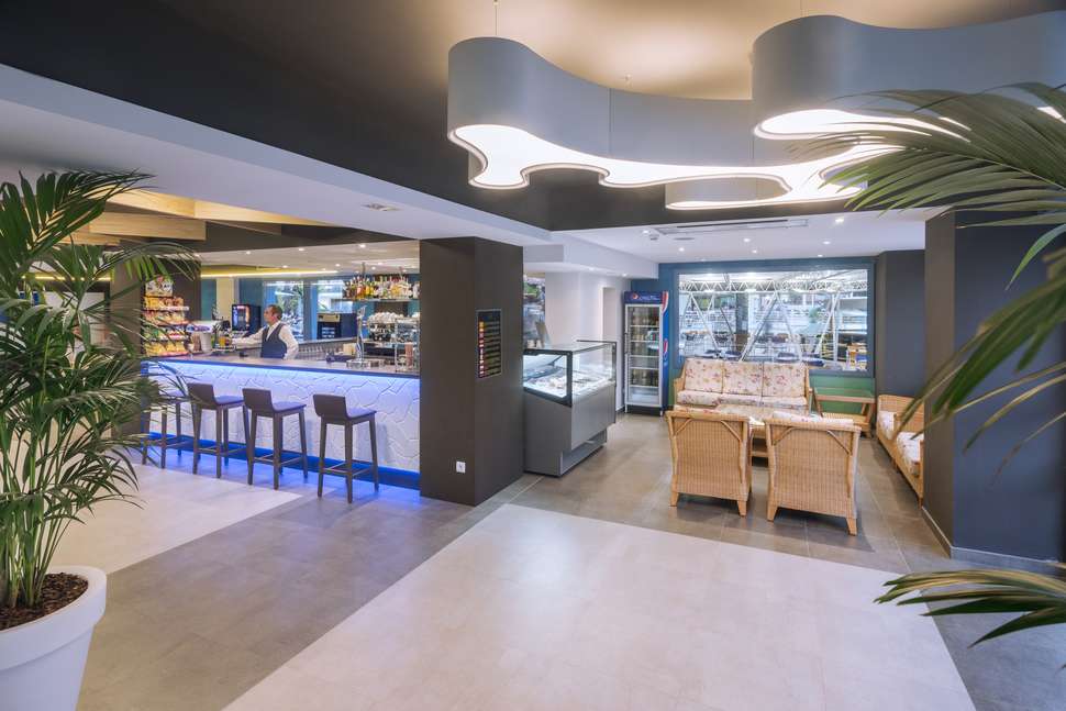 Een foto van het interieur van Hotel Alhambra