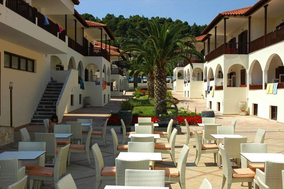 Ein Foto von der Terrasse im Possidi Paradise Hotel