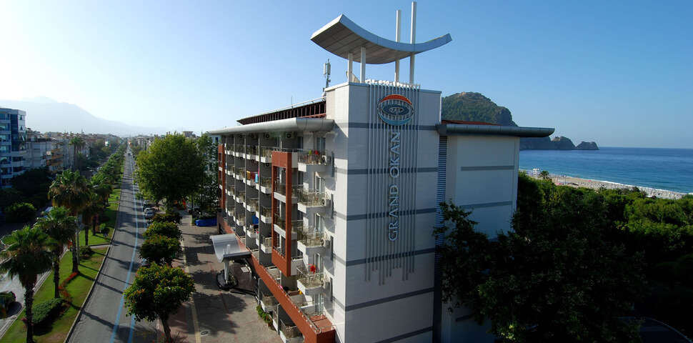 Een foto van de buitenkant van Hotel Grand Okan