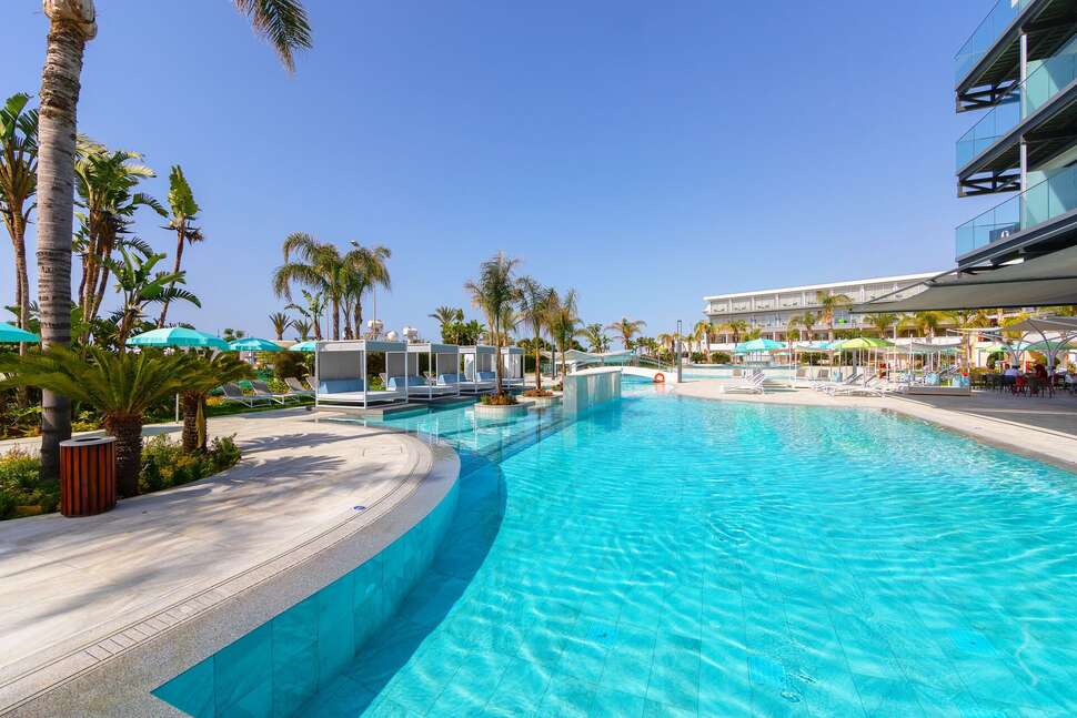 Een foto van het zwembad bij Faros Hotel
