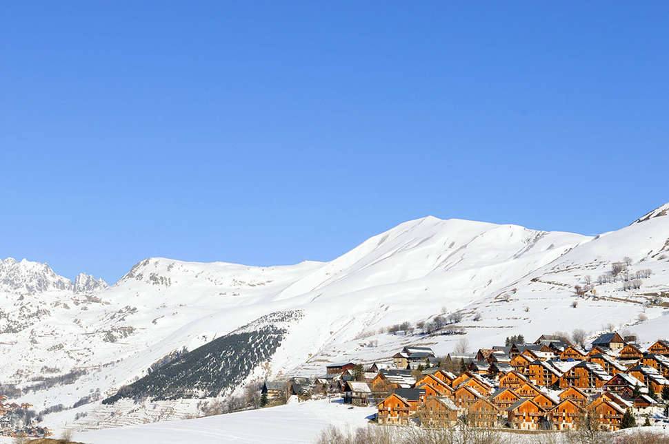 Een foto van de buitenkant van Les Chalets des Ecourt