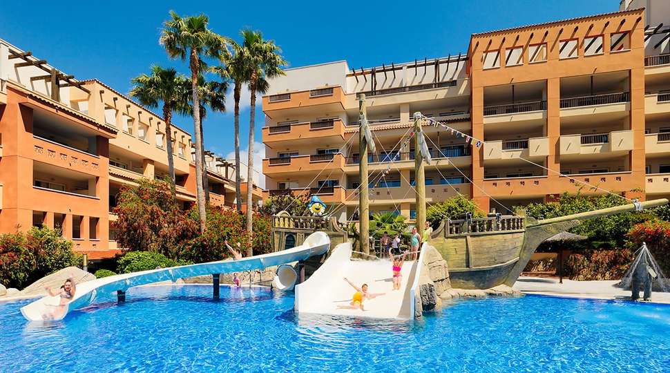 Een foto van het zwembad bij H10 Mediterranean Village