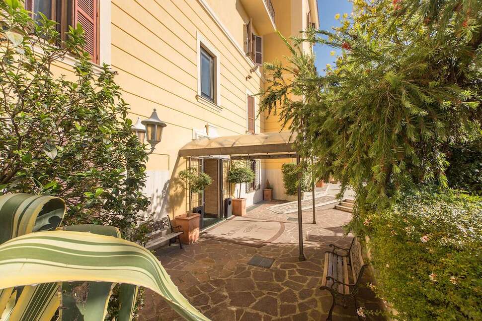 Een foto van de buitenkant van Romoli Hotel