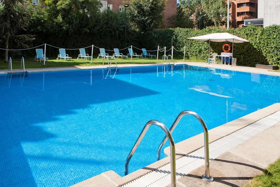 Een foto van het zwembad bij NH Madrid Ventas