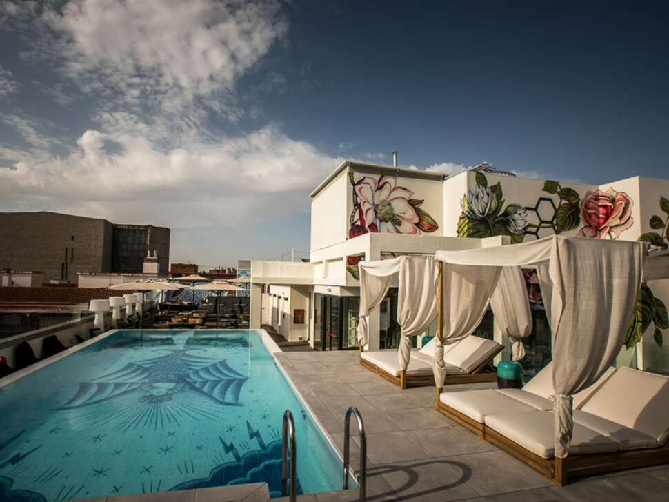 Een foto van het zwembad bij NYX Hotel Madrid