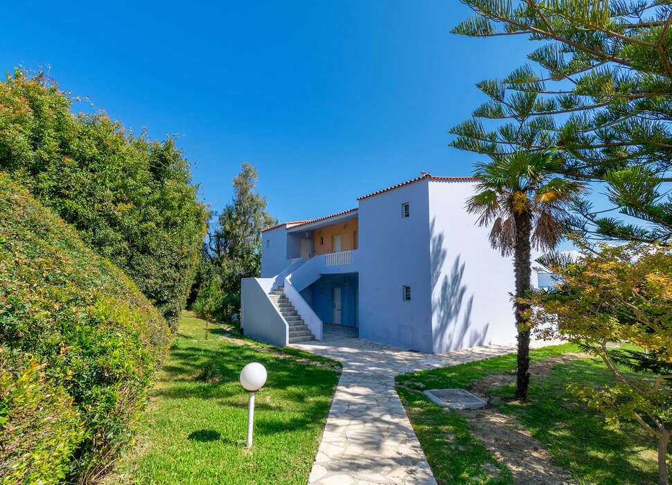 Ein Foto von der Außenansicht des Hotel Ibiscus Corfu